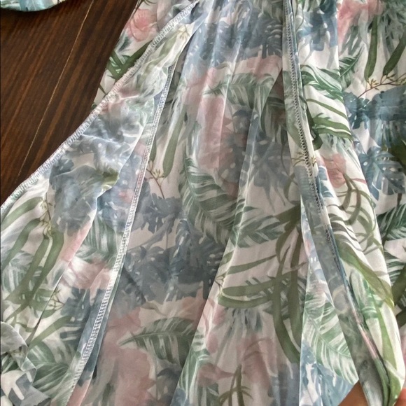 Pretty little thing Hawaiian bikini set and skirt - Picture 10 of 11